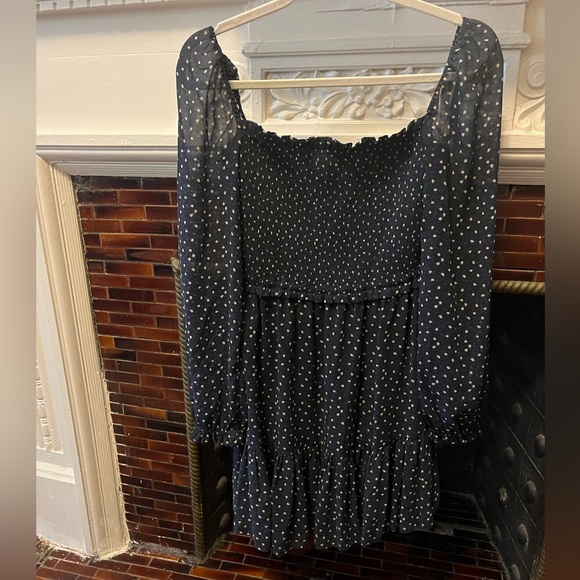 Blue & White pattern smocked aritzia dress, great condition - Picture 4 of 4